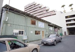 A developer is proposing to demolish the single-story industrial buildings on a half-acre site between Kawai­ahao and Waimanu streets and build a 250-foot condo tower. Pictured is L&L Transmission at 803 Wai­manu St.
